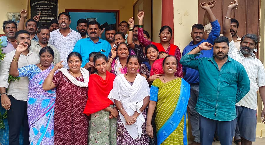 ಹೊಳೆಹೊನ್ನೂರಿನ ಕನ್ನೇಕೊಪ್ಪ ಹೊನ್ನೂರಮ್ಮ ನಗರದ ಸ್ಥಳೀಯರು ಪಟ್ಟಣ ಪಂಚಾಯಿತಿ ಕಾರ್ಯಾಲಯದ ಎದುರು ಬುಧವಾರ ಪ್ರತಿಭಟನೆ ನಡೆಸಿದರು