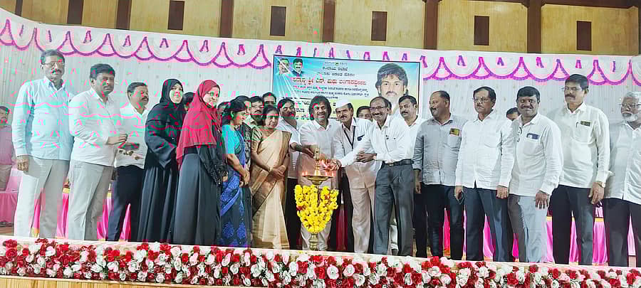 ಸೊರಬ ಪಟ್ಟಣದ ರಾಜ್ ಕಲಾಕ್ಷೇತ್ರದಲ್ಲಿ ಬುಧವಾರ ಹಮ್ಮಿಕೊಳ್ಳಲಾಗಿದ್ದ ಹಕ್ಕುಪತ್ರ ವಿತರಣಾ ಕಾರ್ಯಕ್ರಮವನ್ನು ಗಣ್ಯರು ಉದ್ಘಾಟಿಸಿದರು