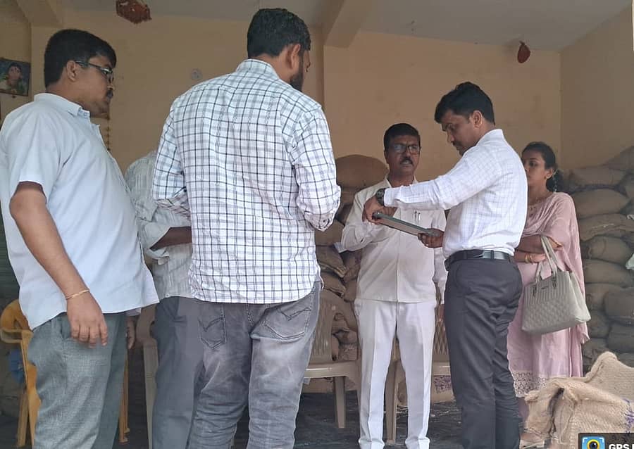 ಕಲಬುರಗಿಯ ನ್ಯಾಯಬೆಲೆ ಅಂಗಡಿಯೊಂದಕ್ಕೆ ಆಹಾರ, ನಾಗರಿಕ ಸರಬರಾಜು ಮತ್ತು ಗ್ರಾಹಕರ ವ್ಯವಹಾರಗಳ ಇಲಾಖೆ ಉಪನಿರ್ದೇಶಕ ಭೀಮರಾಯ ಕಲ್ಲೂರು ಬುಧವಾರ ದಿಢೀರ್‌ ಭೇಟಿ ನೀಡಿ ದಾಖಲೆ ಪರಿಶೀಲಿಸಿದರು