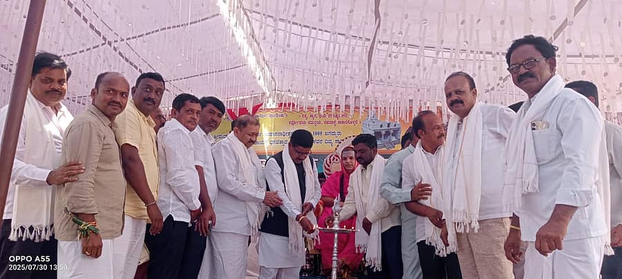 ಜಗಳೂರು ತಾಲ್ಲೂಕಿನ ಗಡಿಮಕುಂಟೆ ಗ್ರಾಮದಲ್ಲಿ ಬಸವೇಶ್ವರ ಸ್ವಾಮಿ ಮೂರ್ತಿ ಪ್ರಾಣ ಪ್ರತಿಷ್ಠಾಪನೆ, ಕಳಸಾರೋಹಣ ಹಾಗೂ ಅಡ್ಡಪಲ್ಲಕ್ಕಿ ಮಹೋತ್ಸವ ಕಾರ್ಯಕ್ರಮ ನಡೆಯಿತು