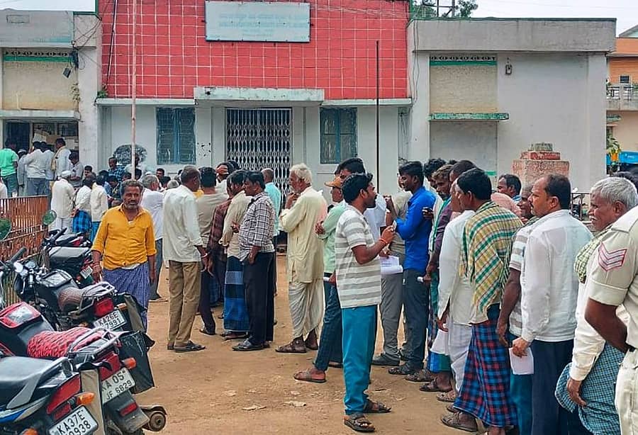 ನರೇಗಲ್ ಪಟ್ಟಣದ ಟಿಎಪಿಸಿಎಂಎಸ್ ಕೇಂದ್ರದ ಮುಂದೆ ಯೂರಿಯಾ ಗೊಬ್ಬರಕ್ಕಾಗಿ ಸರದಿಯಲ್ಲಿ ಕಾಯುತ್ತಿರುವ ರೈತರು