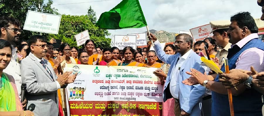 ಕೋಲಾರದಲ್ಲಿ ಬುಧವಾರ ಆಯೋಜಿಸಿದ್ದ ಅರಿವು ಜಾಥಾಕ್ಕೆ ಜಿಲ್ಲಾ ಪ್ರಧಾನ ಜಿಲ್ಲಾ ಮತ್ತು ಸೆಷನ್ಸ್ ನ್ಯಾಯಾಧೀಶ ಜಿ.ಎ.ಮಂಜುನಾಥ ಚಾಲನೆ ನೀಡಿದರು