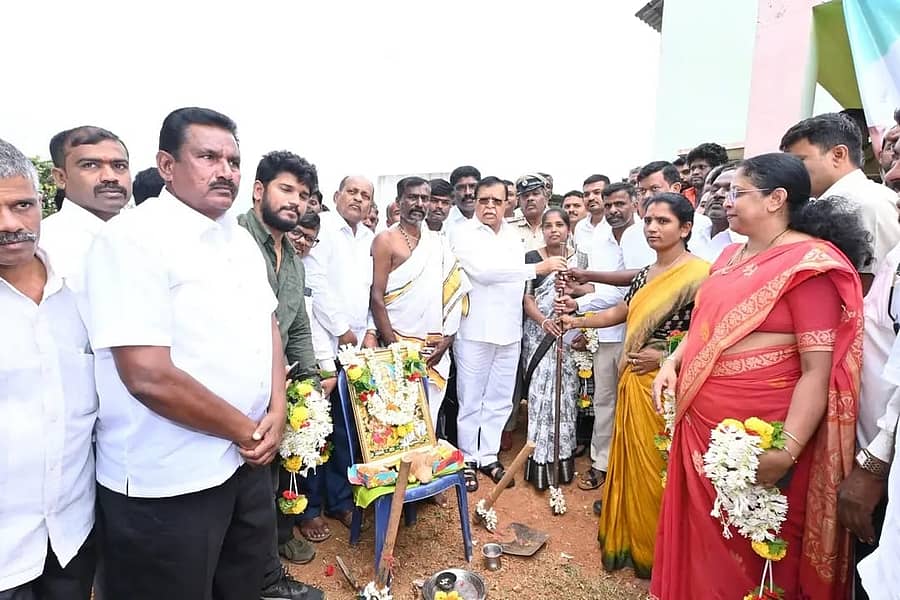 ಮಧುಗಿರಿ ತಾಲ್ಲೂಕಿನ ದೊಡ್ಡೇರಿ ಹೋಬಳಿ ಗೂಬಲಗುಟ್ಟೆಯಲ್ಲಿ ₹7 ಕೋಟಿ ವೆಚ್ಚದ ರಸ್ತೆ ಅಭಿವೃದ್ಧಿಗೆ ಸಹಕಾರ ಸಚಿವ ಕೆ.ಎನ್.ರಾಜಣ್ಣ ಭೂಮಿಪೂಜೆ ನೆರವೇರಿಸಿದರು