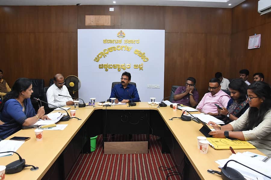 ಚಿಕ್ಕಬಳ್ಳಾಪುರದಲ್ಲಿ ನಡೆದ ವಿಪತ್ತು ನಿರ್ವಹಣಾ ಜಿಲ್ಲಾ ಮಟ್ಟದ ಸಮಿತಿ ಸಭೆಯಲ್ಲಿ ಜಿಲ್ಲಾಧಿಕಾರಿ ಪಿ.ಎನ್.ರವೀಂದ್ರ ಮಾತನಾಡಿದರು 