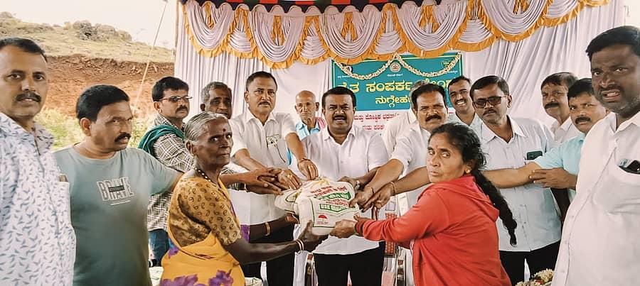 ನುಗ್ಗೇಹಳ್ಳಿ ಹೋಬಳಿಯ ಹೊನ್ನ ಮಾರನಹಳ್ಳಿ ಗ್ರಾಮದ ರೈತ ಸಂಪರ್ಕ ಕೇಂದ್ರದಿಂದ ಬಿತ್ತನೆ ರಾಗಿ, ಸಾವಯವ ಗೊಬ್ಬರ ಹಾಗೂ ಕೃಷಿ ಪರಿಕರಗಳನ್ನು ಶಾಸಕ ಸಿ.ಎನ್ ಬಾಲಕೃಷ್ಣ ಉಚಿತವಾಗಿ ರೈತರಿಗೆ ವಿತರಿಸಿದರು
