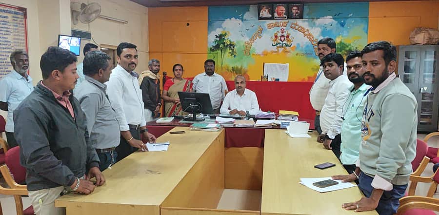 <div class="paragraphs"><p>ಕುಂದಗೋಳ : ತಾಲ್ಲೂಕಿನಲ್ಲಿ ಮೈಕ್ರೋ ಫೈನಾನ್ಸನವರು ಅನೇಕ ಗ್ರಾಹಕರಿಗೆ ಮಾನಸಿಕ ಕಿರುಕುಳ ನೀಡುತ್ತಿರುವ ಹಿನ್ನೆಲೆ ತಹಶಿಲ್ದಾರ ರಾಜು ಮಾವರಕರ ಅಧಿಕಾರಿಗಳ ಸಭೆ ನಡೆಸಿದರು.</p></div>