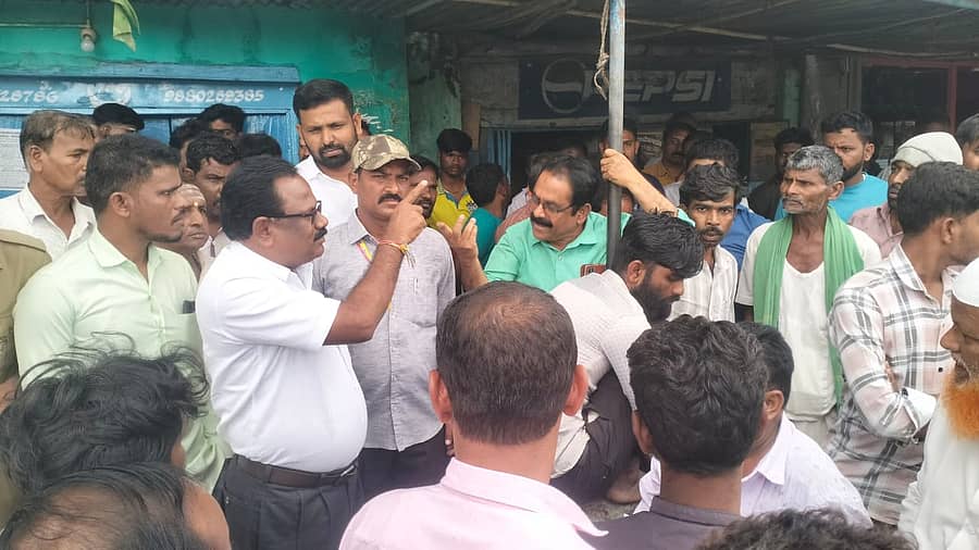 ಯಲಬುರ್ಗಾ ಪಟ್ಟಣದ ಅಪ್ಪು ಸರ್ಕಲ್ ಹತ್ತಿರದಲ್ಲಿರುವ ವಿವಿಧ ಅಂಗಡಿಗಳ ಮಾಲೀಕರು ಮತ್ತು ಪಟ್ಟಣ ಪಂಚಾಯಿತಿ ಮುಖ್ಯಾಧಿಕಾರಿ ನಾಗೇಶ ನಡುವೆ ಮಾತಿನ ಚಕಮಕಿ ನಡೆಯಿತು