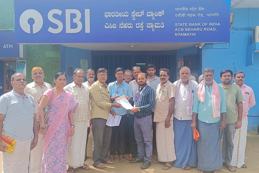 <div class="paragraphs"><p>ನ್ಯಾಮತಿಯ ಎಸ್‌ಬಿಐ ವ್ಯವಸ್ಥಾಪಕರಿಗೆ ಚಿನ್ನಾಭರಣಕ್ಕೆ ಸಂಬಂಧಿಸಿದಂತೆ ಮಾಹಿತಿ ನೀಡುವಂತೆ ಗ್ರಾಹಕರು ಮನವಿ ಸಲ್ಲಿಸಿದರು</p></div>