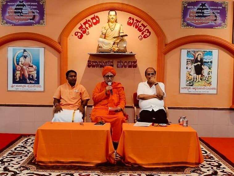 ಬೆಳಗಾವಿಯ ಶಿವಬಸವ ನಗರದ ಕಾರಂಜಿಮಠದಲ್ಲಿ ಹಮ್ಮಿಕೊಂಡಿದ್ದ ಶಿವಾನುಭವ ಗೋಷ್ಠಿಯಲ್ಲಿ ಗುರುಸಿದ್ಧ ಸ್ವಾಮೀಜಿ ಮಾತನಾಡಿದರು