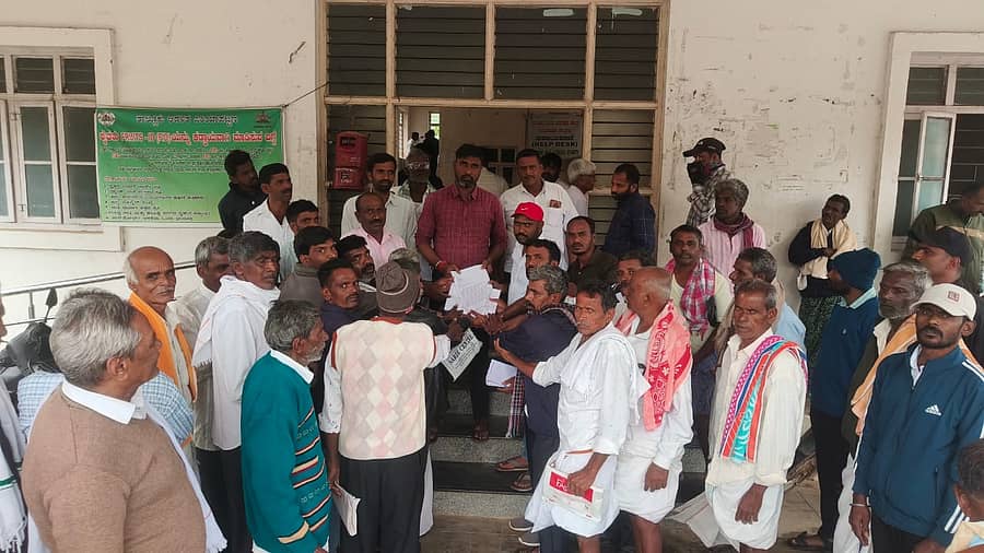 ಪಿರಿಯಾಪಟ್ಟಣ ತಾಲ್ಲೂಕಿನ ಗರಿಗುಡ್ಡ ಕಾವಲು ಗ್ರಾಮದ ಸರ್ವೆ ನಂಬರ್ 94ರ ಜಮೀನನ್ನು ಅರಣ್ಯ ಇಲಾಖೆ ಮೀಸಲು ಅರಣ್ಯವೆಂದು ಘೋಷಿಸಿರುವುದನ್ನು ವಿರೋಧಿಸಿ ಅಂಬೇಡ್ಕರ್ ಸ್ವಾಭಿಮಾನಿ ಸೇನೆ ಕಾರ್ಯಕರ್ತರು ಹಾಗೂ ರಾಜನ ಬಿಲಗುಲಿ ಗ್ರಾಮಸ್ಥರು ಬುಧವಾರ ಪ್ರತಿಭಟನೆ ನಡೆಸಿ ತಹಶೀಲ್ದಾರ್ ನಿಸರ್ಗ ಪ್ರಿಯ ಅವರಿಗೆ ಮನವಿ ಸಲ್ಲಿಸಿದರು
