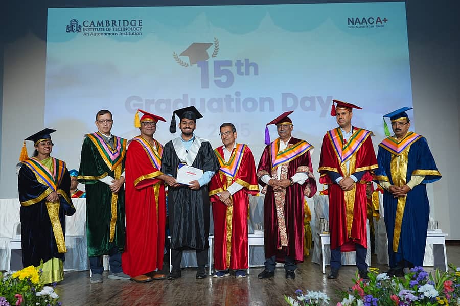 ಕೇಂಬ್ರಿಡ್ಜ್ ತಂತ್ರಜ್ಞಾನ ಮಹಾವಿದ್ಯಾಲಯದಲ್ಲಿ ನಡೆದ 15ನೇ ಪದವಿ ಪ್ರದಾನ ಸಮಾರಂಭದಲ್ಲಿ ಎಂಜಿನಿಯರಿಂಗ್ ಪದವಿ ಪಡೆದ ವಿದ್ಯಾರ್ಥಿಗಳಿಗೆ ಪದವಿ ಪ್ರಮಾಣ ಪತ್ರ ವಿತರಿಸಲಾಯಿತು