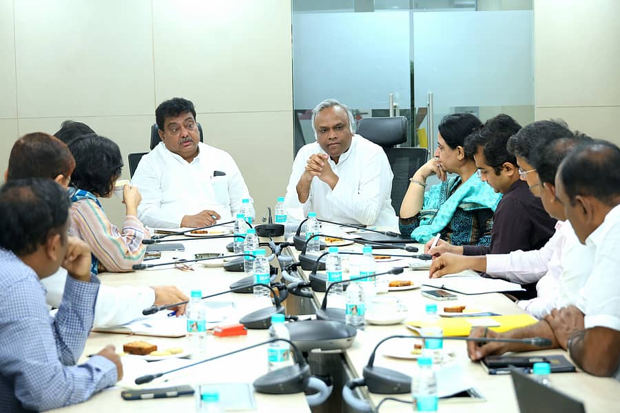 ಎಂ.ಬಿ.ಪಾಟೀಲ ಮತ್ತು ಪ್ರಿಯಾಂಕ್‌ ಖರ್ಗೆ ಅವರು ಅಧಿಕಾರಿಗಳ ಜತೆ ಸಭೆ ನಡೆಸಿದರು