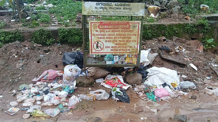 ಮಡಿಕೇರಿಯಲ್ಲಿ ಇ–ತ್ಯಾಜ್ಯ ಹಾಕಲೆಂದು ನಗರಸಭೆ ಇಟ್ಟಿದ್ದ ಡಬ್ಬಿಯ ಮುಂದೆ ಕಸದ ರಾಶಿ ಬಿದ್ದಿರುವುದು