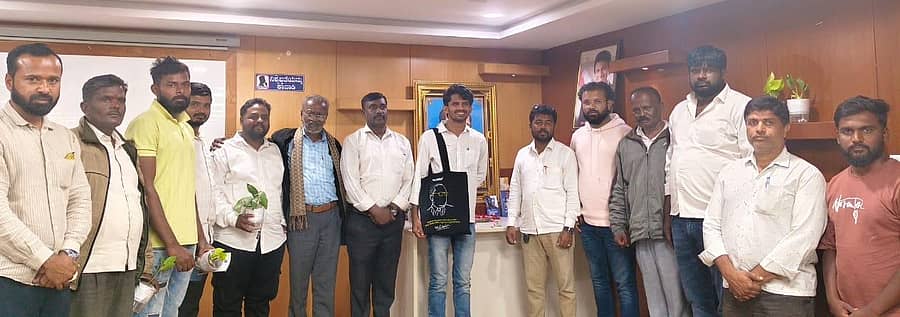 ಹೊಸಕೋಟೆ ನಗರದ ಸಮಾಜ ಕಲ್ಯಾಣ ಇಲಾಖೆಯ ವಿದ್ಯಾರ್ಥಿ ನಿಲಯದಲ್ಲಿ ಹಮ್ಮಿಕೊಂಡಿದ್ದ ವಿಶೇಷ ಉಪನ್ಯಾಸದಲ್ಲಿ ಭಾಗವಹಿಸಿದ್ದ ಇಎಪ್‌ಎಲ್‌ಯು ವಿದ್ಯಾರ್ಥಿ ಸಂಘದ ಅಧ್ಯಕ್ಷ ವಿಕಾಸ್ ಪೋರಿಕಾ ಅವರೊಂದಿಗೆ ಇತರೆ ಪ್ರಮುಖರು
