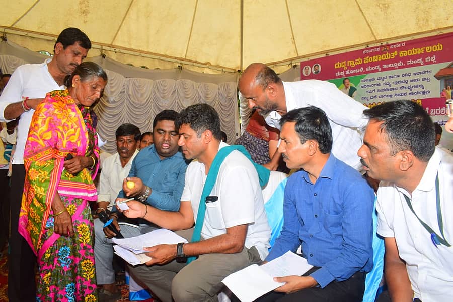 ದುದ್ದ ಗ್ರಾಮ ಪಂಚಾಯಿತಿ ವತಿಯಿಂದ ಬುಧವಾರ ಆಯೋಜಿಸಿದ್ದ ‘ಸರ್ಕಾರಿ ಸೇವೆ ಮನೆ ಬಾಗಿಲಿಗೆ’ ಕಾರ್ಯಕ್ರಮದಲ್ಲಿ ಶಾಸಕ ದರ್ಶನ್ ಪುಟ್ಟಣ್ಣಯ್ಯ ಅವರು ಸಾರ್ವಜನಿಕರ ಸಮಸ್ಯೆಗಳನ್ನು ಆಲಿಸಿದರು