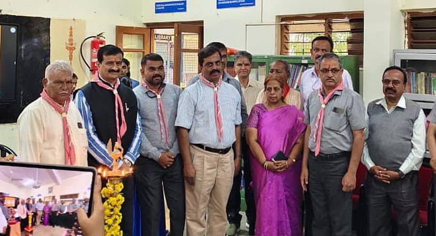 ಕೆಜಿಎಫ್‌ ಕೇಂದ್ರೀಯ ವಿದ್ಯಾಲಯದಲ್ಲಿ ಕನ್ನಡ ಕಲಿಕೆ ಕಾರ್ಯಕ್ರಮವನ್ನು ಉದ್ಘಾಟಿಸಲಾಯಿತು. ಎಸ್‌.ಎಂ.ಸುಬ್ರಹ್ಮಣ್ಯ, ಬಾ.ಹಾ.ಶೇಖರಪ್ಪ, ಸುಧಾ, ರಾಮಚಂದ್ರ ರೆಡ್ಡಿ ಇತರರು ಇದ್ದರು 