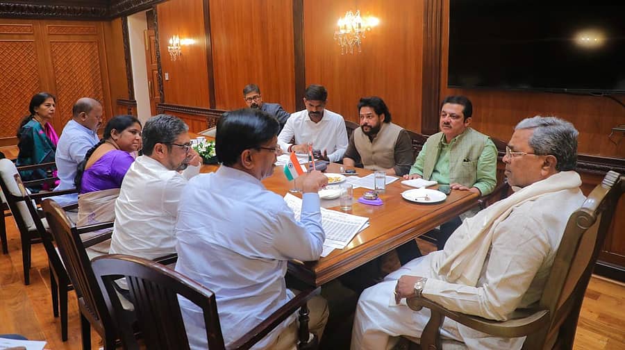 ಮುಖ್ಯಮಂತ್ರಿ ನೇತೃತ್ವದಲ್ಲಿ ಬುಧವಾರ ಬೆಂಗಳೂರಿನಲ್ಲಿ ನಡೆದ ಬಳ್ಳಾರಿ ಜಿಲ್ಲೆಯ ಶಾಸಕರ ಸಭೆಯಲ್ಲಿ ಜಿಲ್ಲಾ ಉಸ್ತುವಾರಿ ಸಚಿವ ಜಮೀರ್‌ ಅಹಮದ್ ಖಾನ್‌, ಶಾಸಕರಾದ ಬಿ. ನಾಗೇಂದ್ರ, ಜೆ.ಎನ್‌ ಗಣೇಶ್‌, ಸಿರುಗುಪ್ಪ ಶಾಸಕ ಬಿ.ಎಂ ನಾಗರಾಜ್‌, ಅನ್ನಪೂರ್ಣಾ ಭಾಗವಹಿಸಿದ್ದರು