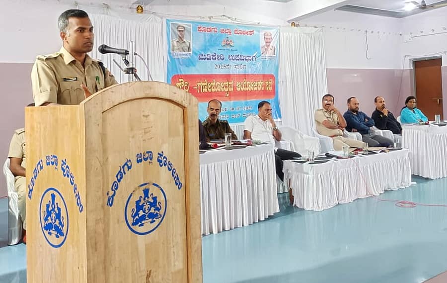 ಮಡಿಕೇರಿಯ ಕಾವೇರಿ ಹಾಲ್‌ನಲ್ಲಿ ಬುಧವಾರ ನಡೆದ ಗೌರಿ, ಗಣೇಶೋತ್ಸವ ಆಯೋಜಕರ ಸಭೆಯಲ್ಲಿ ಜಿಲ್ಲಾ ಪೊಲೀಸ್ ವರಿಷ್ಠಾಧಿಕಾರಿ ಕೆ.ರಾಮರಾಜನ್ ಮಾತನಾಡಿದರು