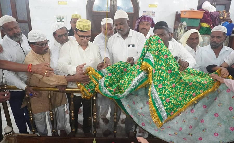 ಹಾನಗಲ್ನಲ್ಲಿ ಹಜರತ್ ಪೀರ್ ಸೈಯ್ಯದ್ ಮಕ್ಬೂಲ್ ಷಾ ಖಾದ್ರಿ ಗುರುಗಳ (ಕಾಶ್ಮೀರಿ) ಉರುಸ್ ಏ ಖಾದ್ರಿ ಮಕ್ಬೂಲಿಯಾ ಅಂಗವಾಗಿ ಶಾಸಕ ಶ್ರೀನಿವಾಸ ಮಾನೆ ಚಾದರ್ ಸಮರ್ಪಿಸಿದರು