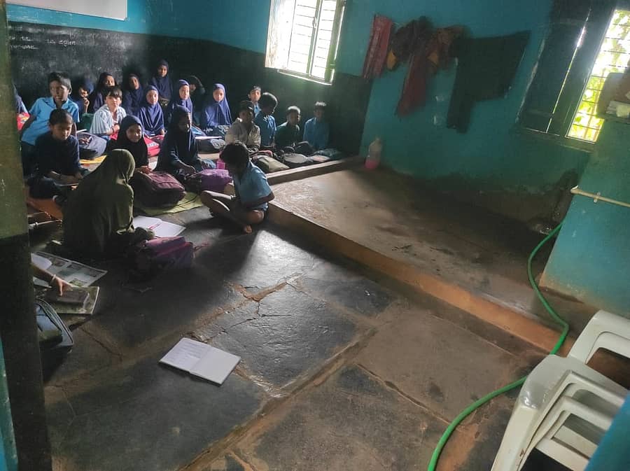 <div class="paragraphs"><p>ಹಿರೇಕೆರೂರು ತಾಲ್ಲೂಕಿನ ಹಂಸಭಾವಿ ಗ್ರಾಮದ ಹಿರಿಯ ಪ್ರಾಥಮಿಕ ಉರ್ದು ಶಾಲೆಯ ಮಕ್ಕಳು ಅಡುಗೆ ಮನೆಯಲ್ಲಿ ಪಾಠ ಕೇಳುತ್ತಿರುವುದು</p></div>