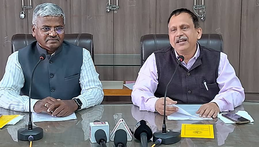 ಕೋಲಾರದಲ್ಲಿ ಬುಧವಾರ ಪತ್ರಿಕಾಗೋಷ್ಠಿಯಲ್ಲಿ ಬೆಂಗಳೂರು ಉತ್ತರ ವಿಶ್ವವಿದ್ಯಾಲಯದ ಕುಲಪತಿ ಪ್ರೊ.ನಿರಂಜನ ವಾನಳ್ಳಿ ಹಾಗೂ ಪರೀಕ್ಷಾಂಗ ಕುಲಸಚಿವ ಪ್ರೊ.ಎನ್‌.ಲೋಕನಾಥ್‌ ಮಾತನಾಡಿದರು
