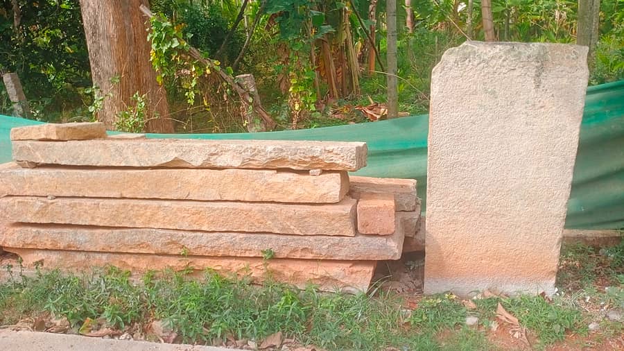 ಕುಣಿಗಲ್ ಕೆಆರ್‌ಎಸ್ ಅಗ್ರಹಾರದ ಚರಂಡಿ ಬದಿಯ ಚಪ್ಪಡಿಯಾಗಿ ನಿಂತಿರುವ ಶಿಲಾಶಾಸನ ಮತ್ತು ಮಂಟಪದ ಕಲ್ಲುಗಳು