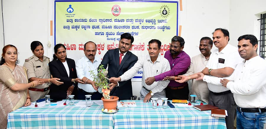 ದಾವಣಗೆರೆಯ ಮಹಿಳಾ ಮತ್ತು ಮಕ್ಕಳ ಕಲ್ಯಾಣ ಇಲಾಖೆಯಲ್ಲಿ ಬುಧವಾರ ಆಯೋಜಿಸಿದ್ದ ಮಾನವ ಕಳ್ಳ ಸಾಗಣೆ ತಡೆ ಕಾರ್ಯಾಗಾರವನ್ನು ಹಿರಿಯ ಸಿವಿಲ್ ನ್ಯಾಯಾಧೀಶ ಮಹಾವೀರ ಕರೆಣ್ಣನವರ ಉದ್ಘಾಟಿಸಿದರು –ಪ್ರಜಾವಾಣಿ ಚಿತ್ರ