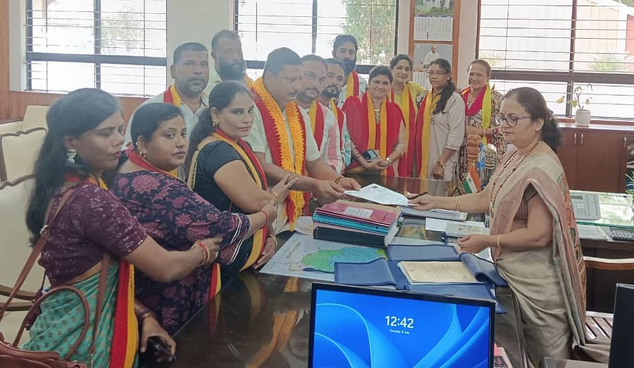 ರಾಷ್ಟ್ರೀಯ ಹೆದ್ದಾರಿ 66ರ ಸಮಸ್ಯೆ ಪರಿಹರಿಸಲು ಆಗ್ರಹಿಸಿ ರಕ್ಷಣಾ ವೇದಿಕೆಯ ಮುಖಂಡರು ಉಡುಪಿ ಜಿಲ್ಲಾಧಿಕಾರಿ ಸ್ವರೂಪ ಟಿ.ಕೆ. ಅವರಿಗೆ ಮನವಿ ಸಲ್ಲಿಸಿದರು