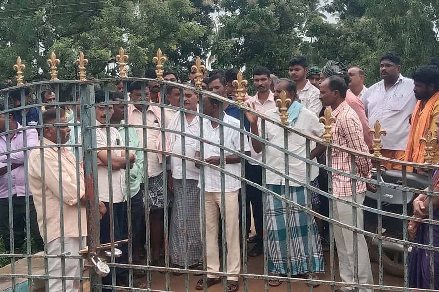 ನ್ಯಾಮತಿಯ ಸೋಗಿಲು ಸರ್ಕಾರಿ ಹಿರಿಯ ಪ್ರಾಥಮಿಕ ಶಾಲೆಯಲ್ಲಿ ಶಿಕ್ಷಕರ ಜಗಳದಿಂದ ವಿದ್ಯಾರ್ಥಿಗಳಿಗೆ ತೊಂದರೆಯಾಗುತ್ತಿದೆ ಎಂದು ಗುರುವಾರ ಶಾಲೆಗೆ ಗೇಟಿಗೆ ಬೀಗ ಹಾಕಿ ಗ್ರಾಮಸ್ಥರು ಪ್ರತಿಭಟನೆ ನಡೆಸಿದರು 