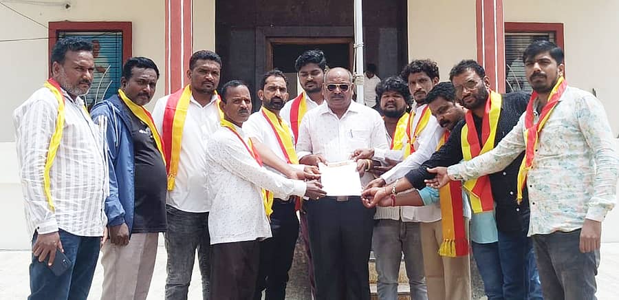 ಕನ್ನಡಿಗರ ರಕ್ಷಣಾ ವೇದಿಕೆಯ ಪದಾಧಿಕಾರಿಗಳು ಬೀದರ್‌ ಜಿಲ್ಲಾಧಿಕಾರಿ ಕಚೇರಿ ಅಧಿಕಾರಿಗೆ ಮನವಿ ಪತ್ರ ಸಲ್ಲಿಸಿದರು