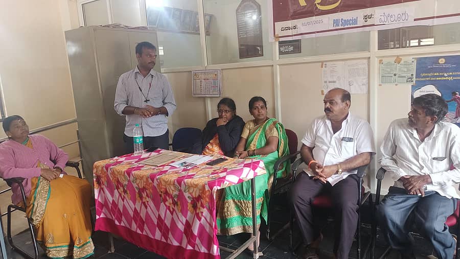 ಶಿಡ್ಲಘಟ್ಟ ತಾಲ್ಲೂಕಿನ ಮೇಲೂರು ಗ್ರಾಮ ಪಂಚಾಯಿತಿ ಕಾರ್ಯಾಲಯದಲ್ಲಿ ಗುರುವಾರ ನಡೆದ ಗ್ರಾಮಸಭೆ