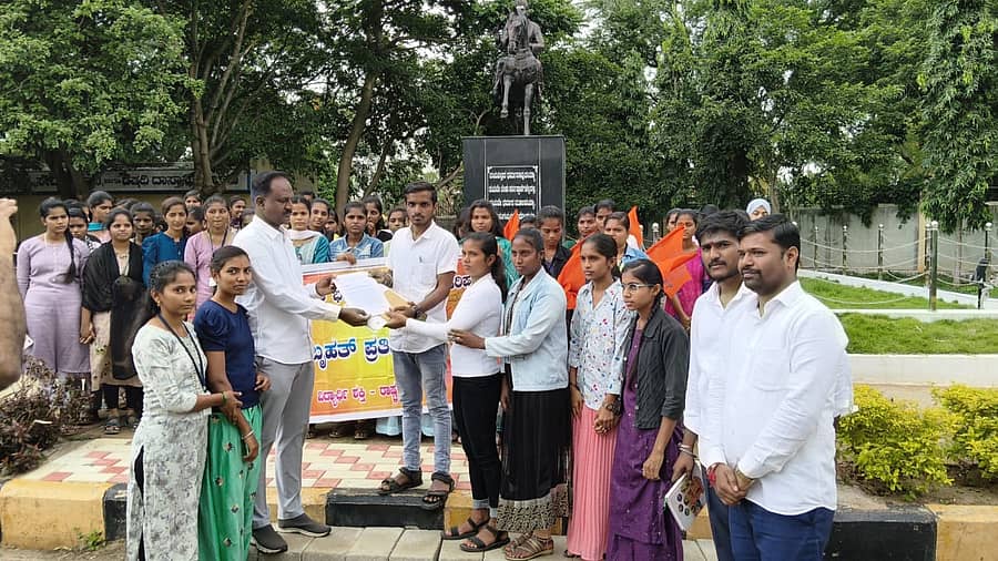 ಡ್ರಗ್ಸ್‌ ಮಾಫಿಯಾವನ್ನು ಬುಡಸಮೇತ ನಿರ್ಮೂಲನೆ ಮಾಡಬೇಕು ಎಂದು ಒತ್ತಾಯಿಸಿ ಅಖಿಲ ಭಾರತ ವಿದ್ಯಾರ್ಥಿ ಪರಿಷತ್‌ ಈಚೆಗೆ ಪ್ರತಿಭಟನೆ ನಡೆಸಿ ಜಿಲ್ಲಾಡಳಿತಕ್ಕೆ ಮನವಿ ಸಲ್ಲಿಸಿತು.