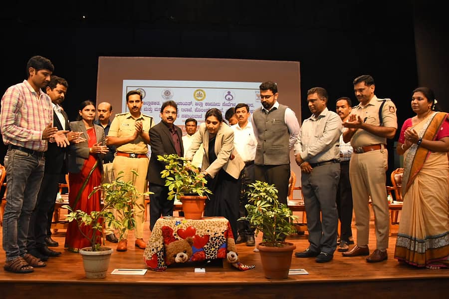 ಚಿಕ್ಕಬಳ್ಳಾಪುರದಲ್ಲಿ ನಡೆದ ಮಾನವ ಕಳ್ಳ ಸಾಗಾಣಿಕೆ ತಡೆ ದಿನಾಚರಣೆ ಹಾಗೂ  ಮತ್ತು ಕಾರ್ಯಾಗಾರವನ್ನು ಜಿಲ್ಲಾಧಿಕಾರಿ ಪಿ.ಎನ್.ರವೀಂದ್ರ, ನ್ಯಾಯಾಧೀಶರಾದ ನೇರಳೆ ವೀರಭದ್ರಯ್ಯ ಭವಾನಿ ಉದ್ಘಾಟಿಸಿದರು 
