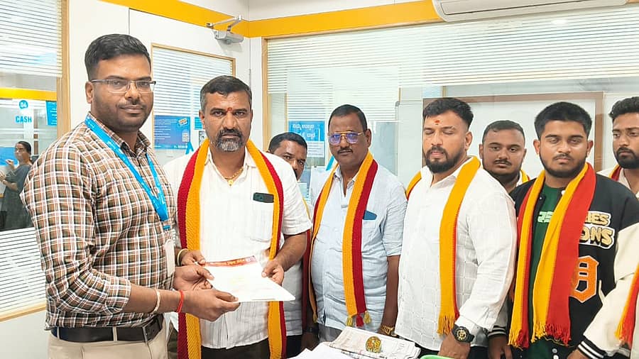 ಕರವೇ ಜಿಲ್ಲಾ ಘಟಕದ ಅಧ್ಯಕ್ಷ ಸಿ.ಡಿ. ಮನುಕುಮಾರ್ ಹಾಸನದ ಲೀಡ್ ಬ್ಯಾಂಕ್‌ ಅಧಿಕಾರಿಗೆ ಗುರುವಾರ ಮನವಿ ಸಲ್ಲಿಸಿದರು