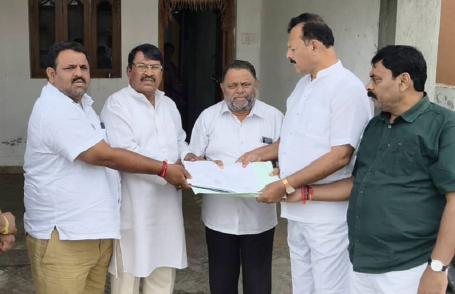 ಕೋಲಾರ ಜಿಲ್ಲಾ ಕಾಂಗ್ರೆಸ್ ಅಧ್ಯಕ್ಷ ಸಿ.ಲಕ್ಷ್ಮಿನಾರಾಯಣ, ಕಾರ್ಯಾಧ್ಯಕ್ಷ ಊರುಬಾಗಿಲು ಶ್ರೀನಿವಾಸ್‌ ವೇಮಗಲ್-ಕುರಗಲ್ ಪ.ಪಂ ಚುನಾವಣೆಗೆ ಹೈಕಮಾಂಡ್ ನೀಡಿದ ‘ಎ’ ಮತ್ತು ‘ಬಿ’ ಫಾರಂಗಳನ್ನು ಗ್ರಾಮಾಂತರ ಬ್ಲಾಕ್ ಕಾಂಗ್ರೆಸ್ ಅಧ್ಯಕ್ಷರಿಗೆ ಹಸ್ತಾಂತರಿಸಿದರು
