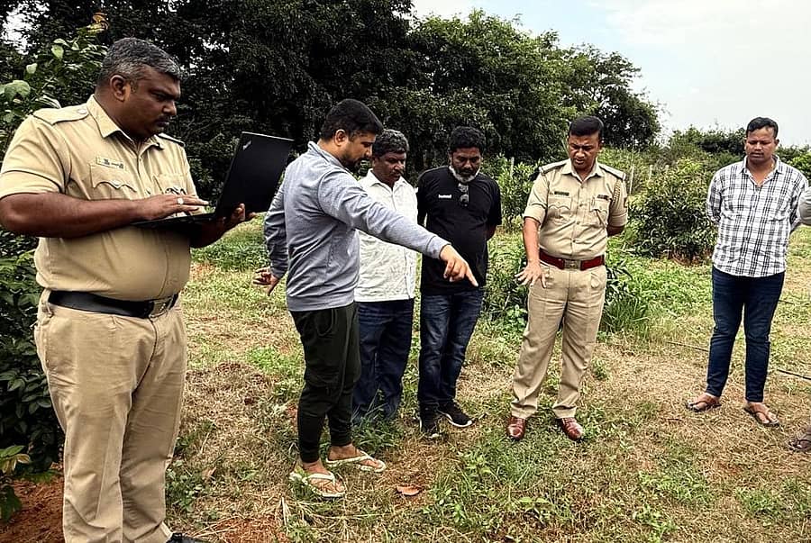 ನಟ ಪ್ರಥಮ್‌ ಮೇಲೆ ಹಲ್ಲೆ ನಡೆದಿದೆ ಎನ್ನಲಾದ ದೊಡ್ಡಬಳ್ಳಾಪುರ ತಾಲ್ಲೂಕಿನ ರಾಮಯ್ಯನಪಾಳ್ಯ ಸಮೀಪದ ಯಲ್ಲಮ್ಮ ದೇವಾಲಯ ಆವರಣದಲ್ಲಿ ಪೊಲೀಸರು ಗುರುವಾರ ಸ್ಥಳ ಮಹಜರು ನಡೆಸಿದರು