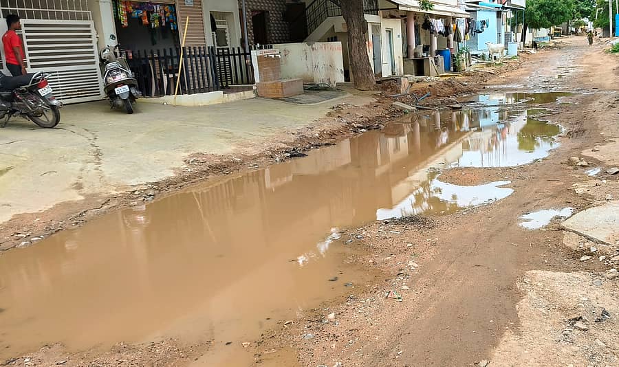 ಲಿಂಗಸುಗೂರು ಪಟ್ಟಣದ 8ನೇ ವಾರ್ಡ್ನ ಈಶ್ವರ ದೇವಸ್ಥಾನ ಪಕ್ಕದ ರಸ್ತೆಯಲ್ಲಿ ನಿಂತಿರುವ ಚರಂಡಿ ನೀರು