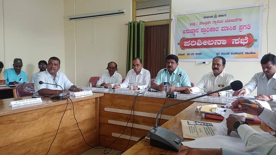 ದಾಂಡೇಲಿ ತಾಲ್ಲೂಕಿನ ಆಡಳಿತ ಸೌಧದಲ್ಲಿ ಸತೀಶ ನಾಯ್ಕ ಅಧ್ಯಕ್ಷತೆಯಲ್ಲಿ ಪಂಚ ಗ್ಯಾರಂಟಿ ಪ್ರಗತಿ ಪರಿಶೀಲನಾ ಮಾಸಿಕ ಸಭೆ ನಡೆಯಿತು 