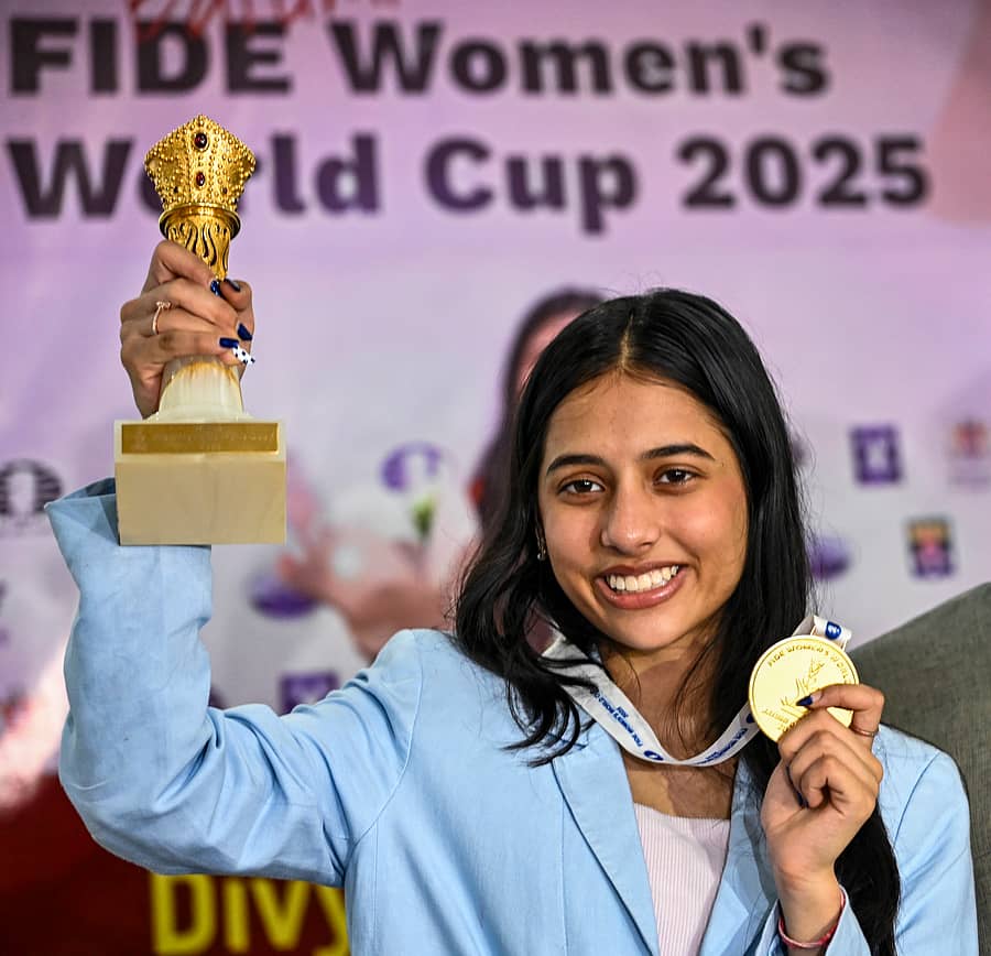 ನಾಗ್ಪುರದಲ್ಲಿ ಪತ್ರಿಕಾಗೋಷ್ಠಿಯಲ್ಲಿ ಪದಕ ಮತ್ತು ಟ್ರೋಫಿ ಪ್ರದರ್ಶಿಸಿದ ದಿವ್ಯಾ ದೇಶಮುಖ್