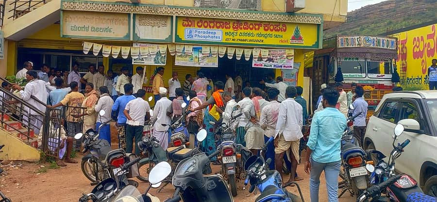 ಗಜೇಂದ್ರಗಡದ ಮಾರುಕಟ್ಟೆಯಲ್ಲಿ ಯೂರಿಯಾ ಪಡೆಯಲು ರೈತರು ಸರದಿಯಲ್ಲಿ ನಿಂತಿರುವುದು