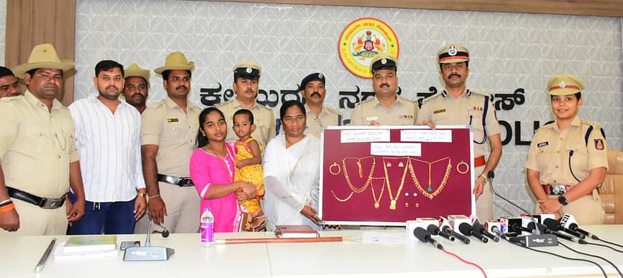 ಕಲಬುರಗಿ ಪೊಲೀಸ್‌ ಕಮಿಷನರ್‌ ಶರಣಪ್ಪ ಎಸ್‌.ಡಿ. ಅವರು ಕಳ್ಳರಿಂದ ವಶಕ್ಕೆ ಪಡೆದಿದ್ದ ಚಿನ್ನಾಭರಣಗಳನ್ನು ಅವುಗಳ ಮಾಲೀಕರಿಗೆ ಹಸ್ತಾಂತರಿಸಿದರು. ಡಿಸಿಪಿ ಕನಿಕಾ ಸಿಕ್ರಿವಾಲ್‌ ಸೇರಿದಂತೆ ಹಿರಿಯ ಅಧಿಕಾರಿಗಳು ಇದ್ದಾರೆ