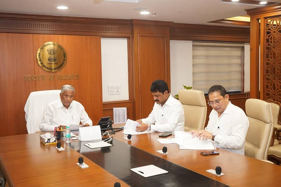 ಕೇಂದ್ರ ರೈಲ್ವೆ ಖಾತೆ ರಾಜ್ಯ ಸಚಿವ ವಿ. ಸೋಮಣ್ಣ ಅವರನ್ನು ಭೇಟಿ ಮಾಡಿದ ಸಂಸದ ಬಿ.ವೈ.ರಾಘವೇಂದ್ರ ವಿವಿಧ ವಿಷಯಗಳನ್ನು ಚರ್ಚಿಸಿದರು