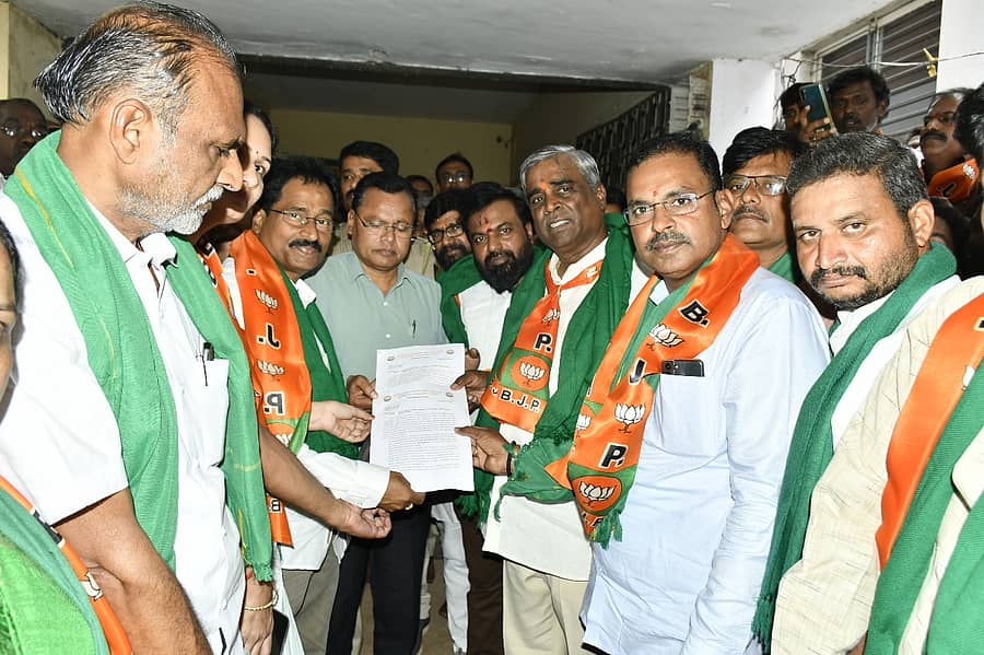 ಯೂರಿಯಾ ಸಮಸ್ಯೆ ನೀಗಿಸುವಂತೆ ಆಗ್ರಹಿಸಿ ಬಳ್ಳಾರಿಯಲ್ಲಿ ಗುರುವಾರ ಶಾಸಕ ಸೋಮಶೇಖರ ರೆಡ್ಡಿ ನೇತೃತ್ವದಲ್ಲಿ ಬಿಜೆಪಿ ರೈತ ಮೋರ್ಚಾ ಪದಾಧಿಕಾರಿಗಳು ಕೃಷಿ ಇಲಾಖೆಯ ಜಂಟಿ ನಿರ್ದೇಶಕ ಸೋಮಸುಂದರ್‌ ಅವರಿಗೆ ಮನವಿ ಸಲ್ಲಿಸಿದರು