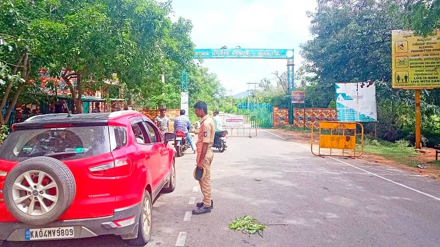 ಹಲಗೂರು ಸಮೀಪದ ತಾಳವಾಡಿ ಬಳಿ ಇರುವ ಚೆಕ್ ಪೋಸ್ಟ್ ಬಳಿ ಪ್ರವಾಸಿಗರ ವಾಹನಗಳನ್ನು ಅರಣ್ಯ ಇಲಾಖೆ ಸಿಬ್ಬಂದಿ ವಾಪಸ್ ಕಳುಹಿಸಿದರು
