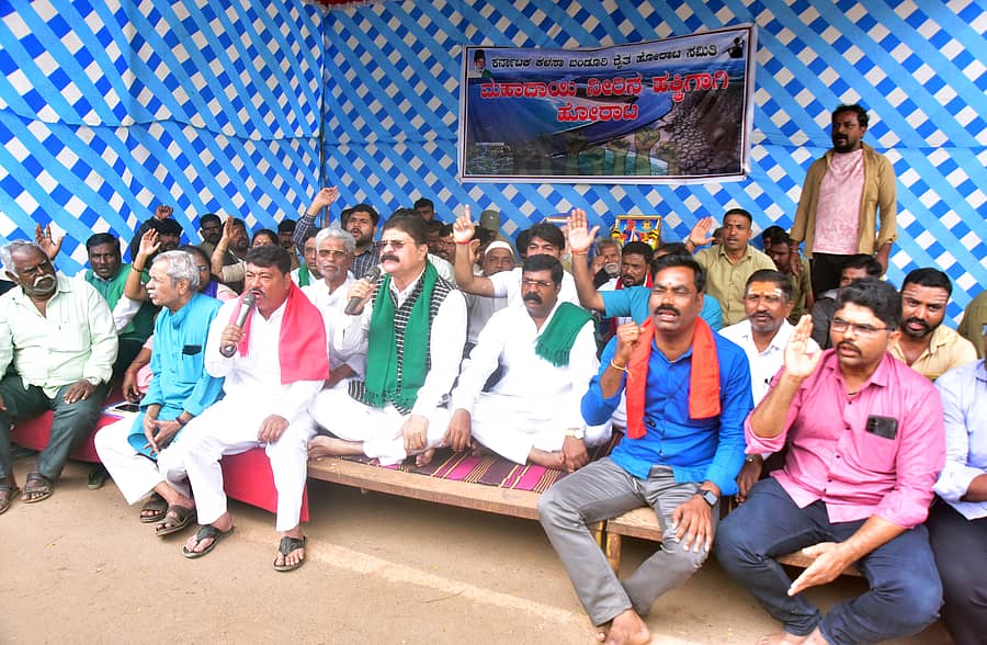ಮಹದಾಯಿ, ಕಳಸಾ–ಬಂಡೂರಿ ಯೋಜನೆ ಜಾರಿಗೆ ಆಗ್ರಹಿಸಿ ಹುಬ್ಬಳ್ಳಿಯಲ್ಲಿ ಗುರುವಾರ ಪ್ರತಿಭಟನೆ ನಡೆಸಲಾಯಿತು