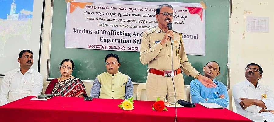 ಹುಕ್ಕೇರಿ ತಾಲ್ಲೂಕಿನ ಉಳ್ಳಾಗಡ್ಡಿ ಖಾನಾಪುರದ ಸರ್ಕಾರಿ ಪಿಯು ಕಾಲೇಜಿನಲ್ಲಿ ಬುಧವಾರ ಹಮ್ಮಿಕೊಂಡ ‘ಮಾನವ ಕಳ್ಳ ಸಾಗಾಣಿಕೆ ವಿರೋಧಿ ದಿನ’ ಕಾರ್ಯಕ್ರಮದಲ್ಲಿ ಪಿಎಸ್ಐ ಎಂ.ಕೆ.ಮುಗಳಿ ಮಾತನಾಡಿ ಮಾತನಾಡಿದರು