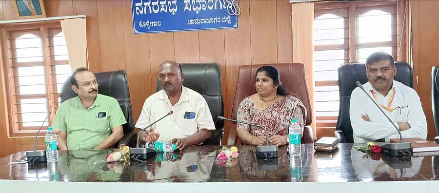ಕೊಳ್ಳೇಗಾಲ ನಗರದ ನಗರಸಭೆ ಸಭಾಂಗಣದಲ್ಲಿ ಗುರುವಾರ ಮಹಿಳೆ ಮತ್ತು ಮಕ್ಕಳ ಭಿಕ್ಷಾಟನೆ ಹಾಗೂ ಬಾಲ್ಯ ವಿವಾಹ ಜಾಗೃತಿ ಸಭೆಯಲ್ಲಿ ರಾಜ್ಯ ಮಕ್ಕಳ ಹಕ್ಕುಗಳ ರಕ್ಷಣೆ ಆಯೋಗದ ಸದಸ್ಯ ವೆಂಕಟೇಶ್ ಮಾತನಾಡಿದರು.