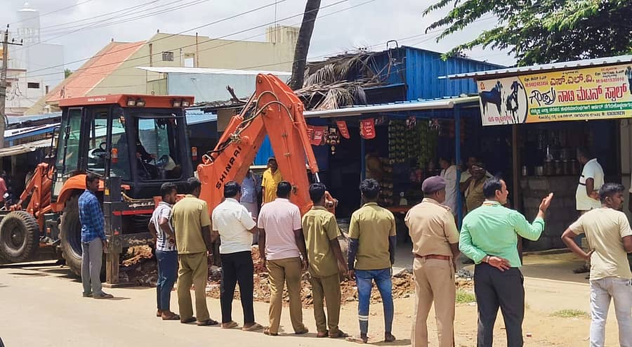 ನಾಗಮಂಗಲ ಪಟ್ಟಣದ ಕೋಟೆಬೆಟ್ಟ ರಸ್ತೆಯಲ್ಲಿ ಅಂಗಡಿ ಮುಂಭಾಗ ಅಕ್ರಮವಾಗಿ ಹೆಚ್ಚುವರಿ ಜಾಗವನ್ನು ಒತ್ತುವರಿ ಮಾಡಿರುವುದನ್ನು ಪುರಸಭೆಯ ಅಧಿಕಾರಿಗಳು ತೆರವುಗೊಳಿಸಿದರು.