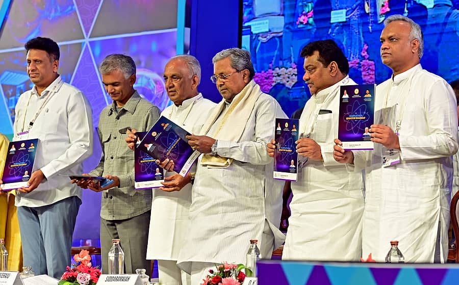 <div class="paragraphs"><p>ಬೆಂಗಳೂರಿನಲ್ಲಿ ಗುರುವಾರ ಆರಂಭವಾದ ಕ್ವಾಂಟಮ್ ಇಂಡಿಯಾ ಸಮಾವೇಶದಲ್ಲಿ&nbsp; ಸಿದ್ದರಾಮಯ್ಯ ಅವರು ಕಿರುಹೊತ್ತಿಗೆ ಬಿಡುಗಡೆ ಮಾಡಿದರು. ಎಂ.ಸಿ. ಸುಧಾಕರ್, ಕೃಷ್ಣ ಬೈರೇಗೌಡ,&nbsp; ಎನ್. ಎಸ್. ಬೋಸರಾಜು, ಎಂ.ಬಿ.ಪಾಟೀಲ, ಪ್ರಿಯಾಂಕ ಖರ್ಗೆ ಉಪಸ್ಥಿತರಿದ್ದರು </p></div>