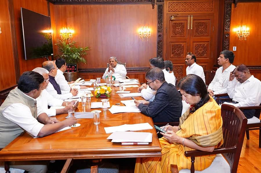 ಬೆಂಗಳೂರಿನಲ್ಲಿ ಮುಖ್ಯಮಂತ್ರಿ ಸಿದ್ದರಾಮಯ್ಯ ಅವರು ಹಾವೇರಿ ಜಿಲ್ಲೆಯ ಶಾಸಕರ ಜೊತೆ ಗುರುವಾರ ಸಭೆ ನಡೆಸಿದರು